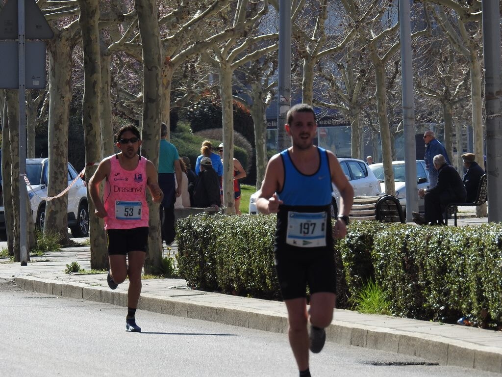 Las calles de León han acogido en la jornada dominical y con una gran participación su tradicional 'Media maratón'. La jornada se ha visto acompañada por el buen tiempo.