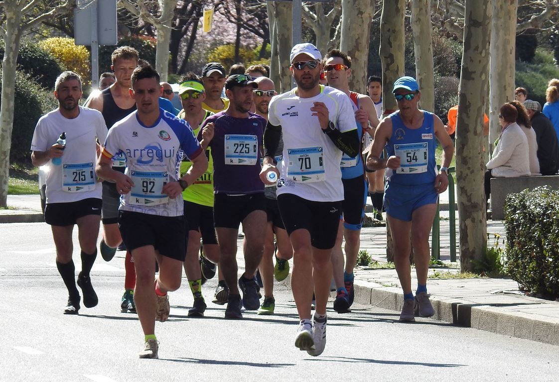 Las calles de León han acogido en la jornada dominical y con una gran participación su tradicional 'Media maratón'. La jornada se ha visto acompañada por el buen tiempo.