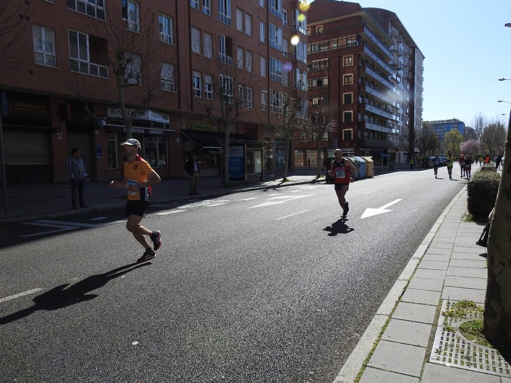 Las calles de León han acogido en la jornada dominical y con una gran participación su tradicional 'Media maratón'. La jornada se ha visto acompañada por el buen tiempo.