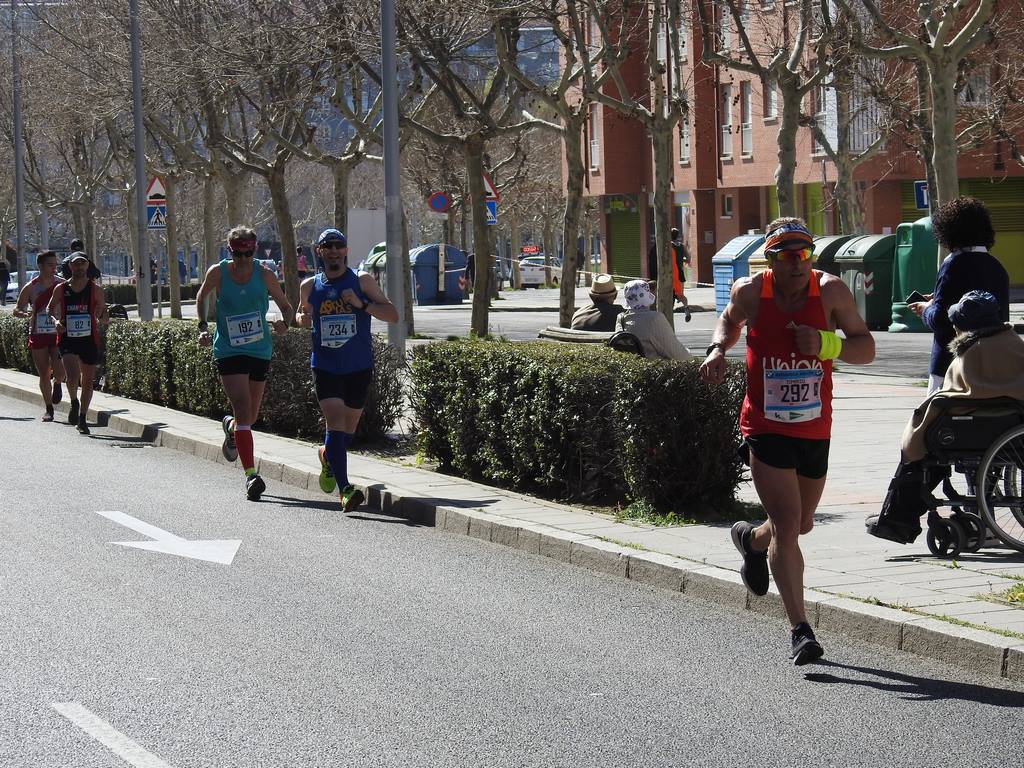 Las calles de León han acogido en la jornada dominical y con una gran participación su tradicional 'Media maratón'. La jornada se ha visto acompañada por el buen tiempo.