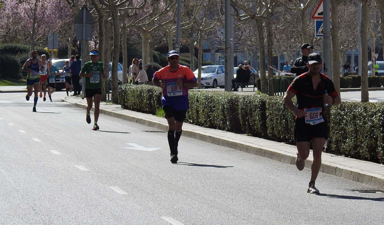 Las calles de León han acogido en la jornada dominical y con una gran participación su tradicional 'Media maratón'. La jornada se ha visto acompañada por el buen tiempo.