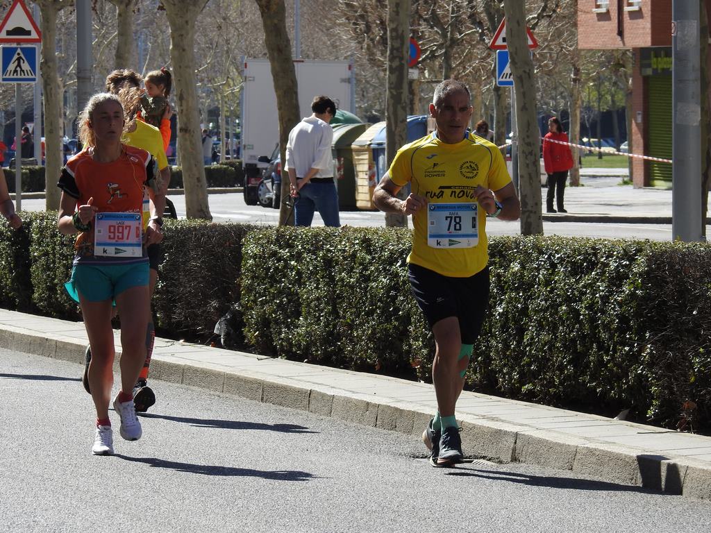 Las calles de León han acogido en la jornada dominical y con una gran participación su tradicional 'Media maratón'. La jornada se ha visto acompañada por el buen tiempo.