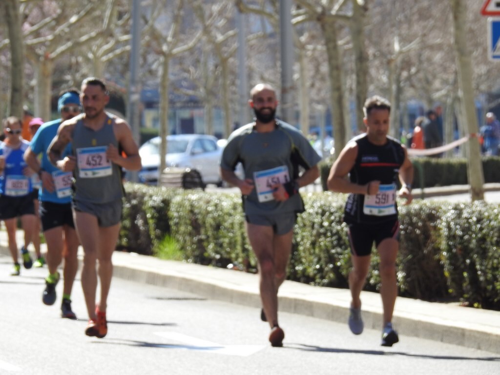 Las calles de León han acogido en la jornada dominical y con una gran participación su tradicional 'Media maratón'. La jornada se ha visto acompañada por el buen tiempo.