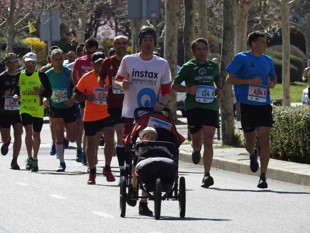 Las calles de León han acogido en la jornada dominical y con una gran participación su tradicional 'Media maratón'. La jornada se ha visto acompañada por el buen tiempo.