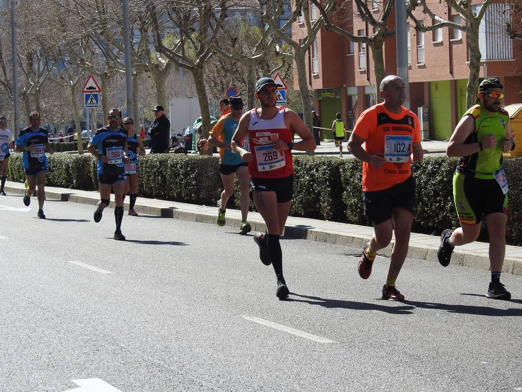 Las calles de León han acogido en la jornada dominical y con una gran participación su tradicional 'Media maratón'. La jornada se ha visto acompañada por el buen tiempo.