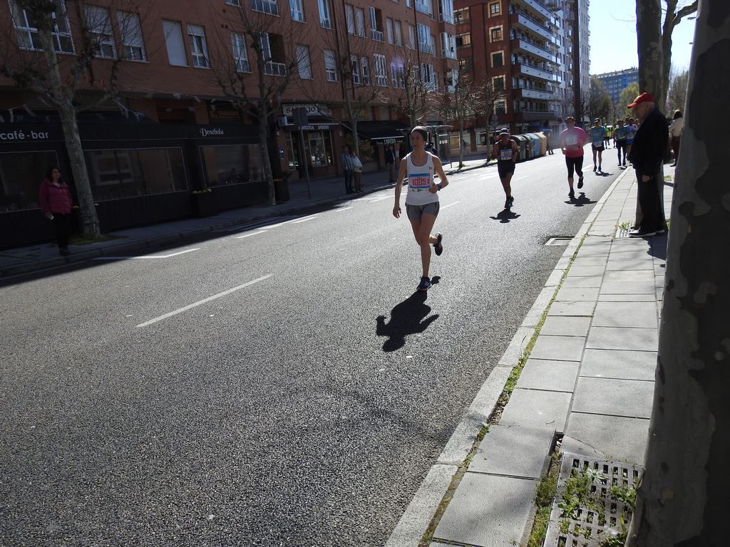 Las calles de León han acogido en la jornada dominical y con una gran participación su tradicional 'Media maratón'. La jornada se ha visto acompañada por el buen tiempo.