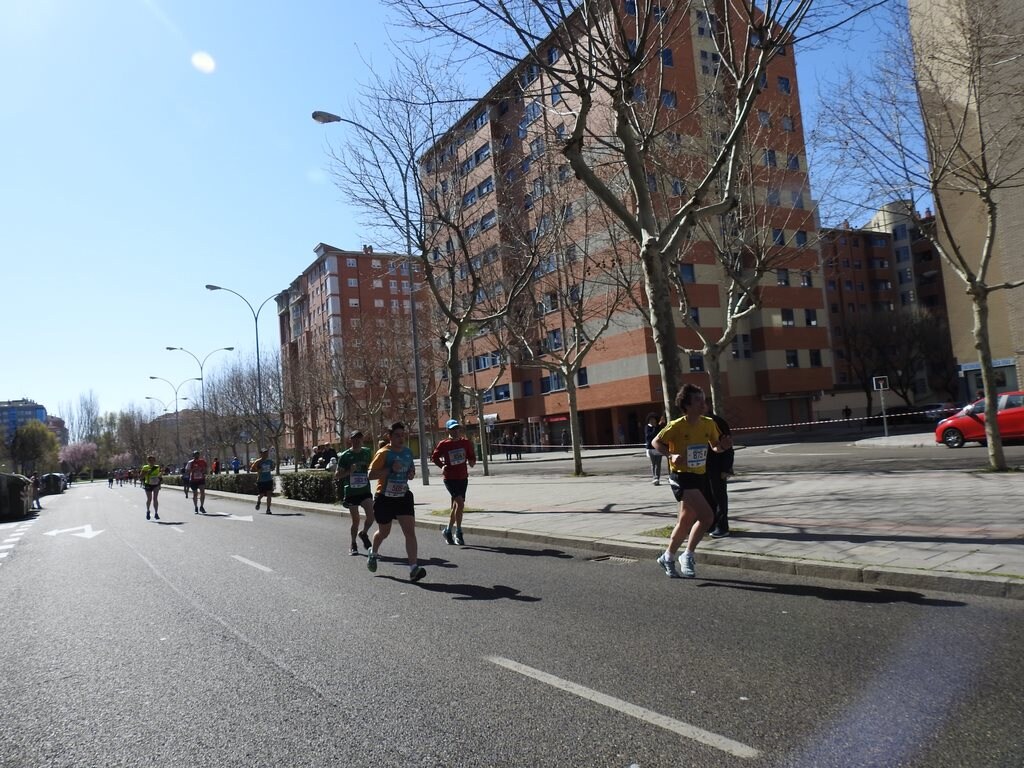 Las calles de León han acogido en la jornada dominical y con una gran participación su tradicional 'Media maratón'. La jornada se ha visto acompañada por el buen tiempo.