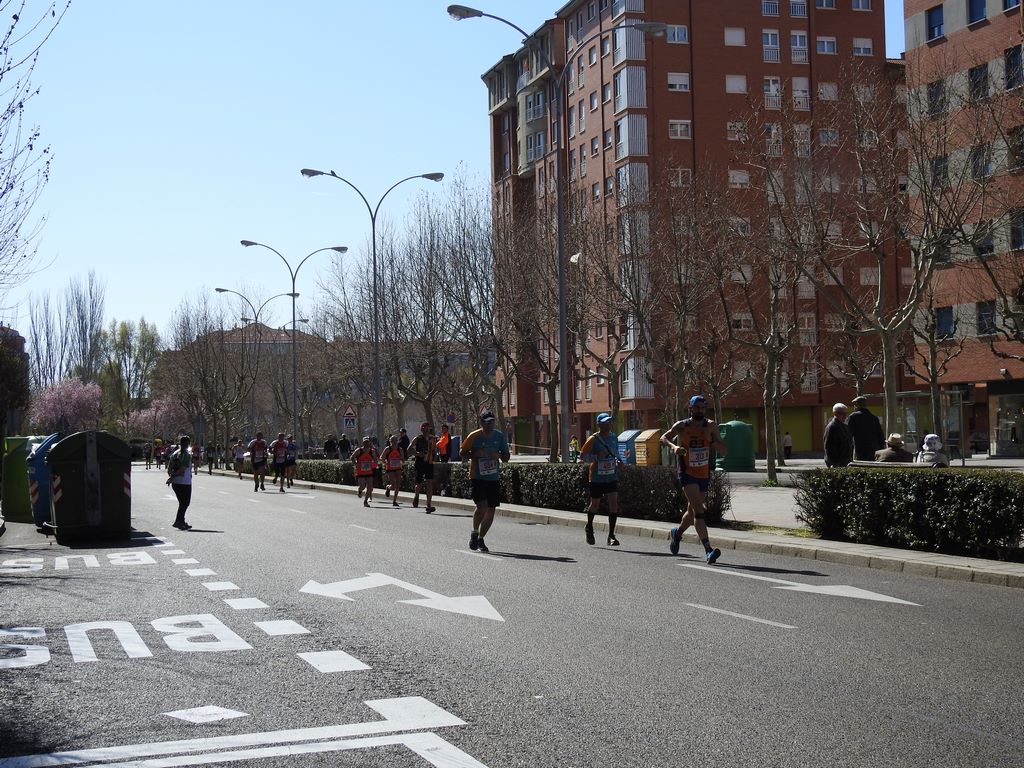 Las calles de León han acogido en la jornada dominical y con una gran participación su tradicional 'Media maratón'. La jornada se ha visto acompañada por el buen tiempo.