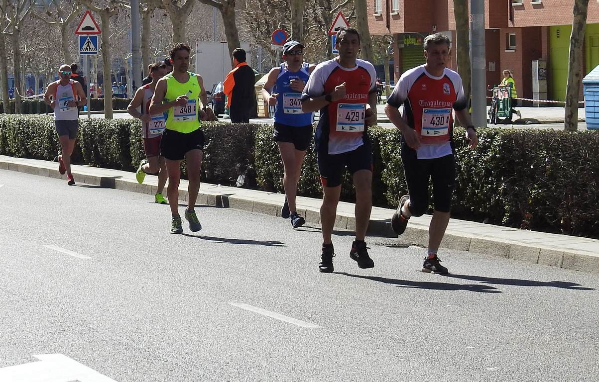 Las calles de León han acogido en la jornada dominical y con una gran participación su tradicional 'Media maratón'. La jornada se ha visto acompañada por el buen tiempo.