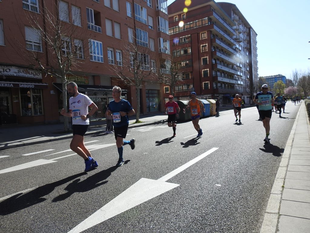 Las calles de León han acogido en la jornada dominical y con una gran participación su tradicional 'Media maratón'. La jornada se ha visto acompañada por el buen tiempo.