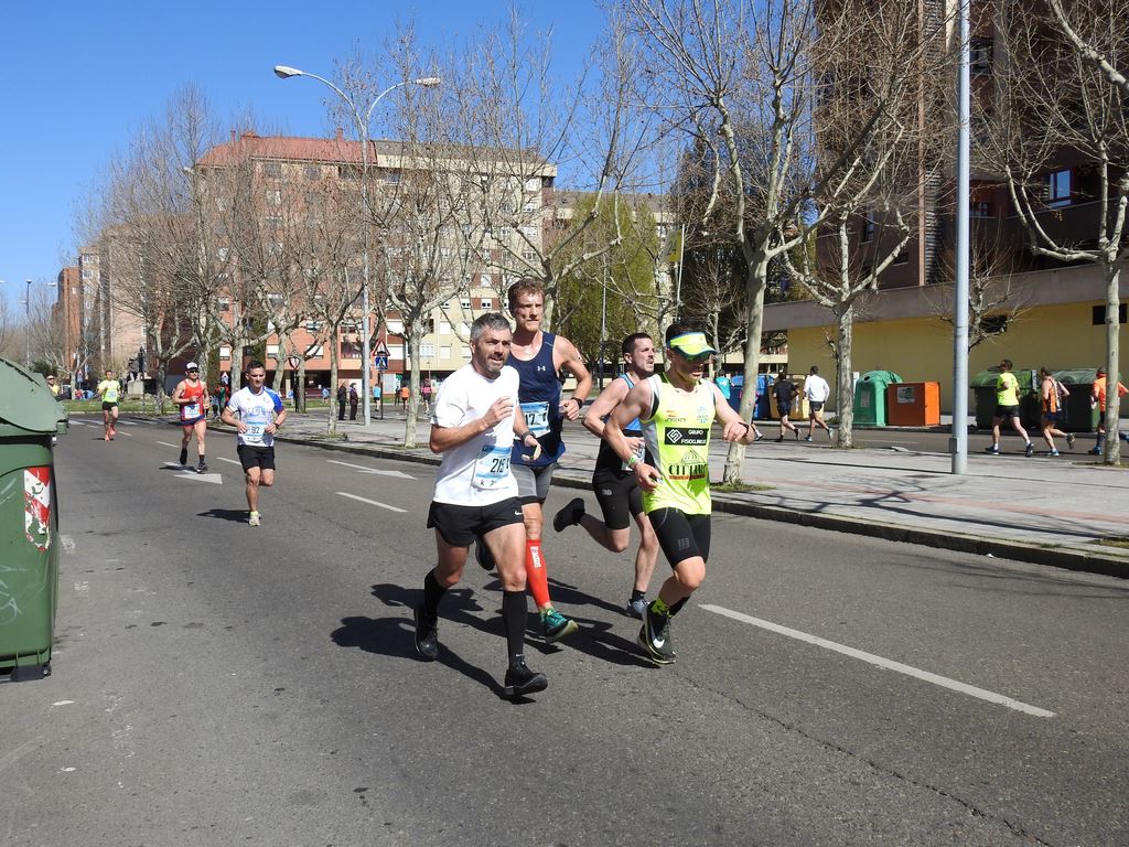 Las calles de León han acogido en la jornada dominical y con una gran participación su tradicional 'Media maratón'. La jornada se ha visto acompañada por el buen tiempo.