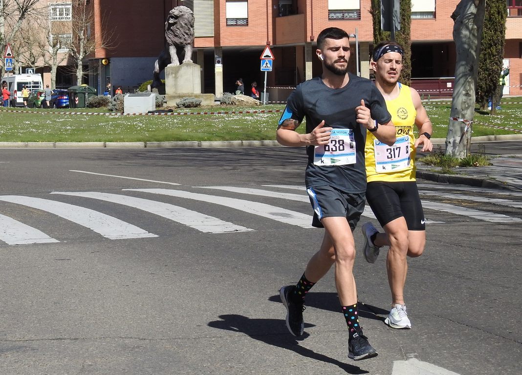 Las calles de León han acogido en la jornada dominical y con una gran participación su tradicional 'Media maratón'. La jornada se ha visto acompañada por el buen tiempo.