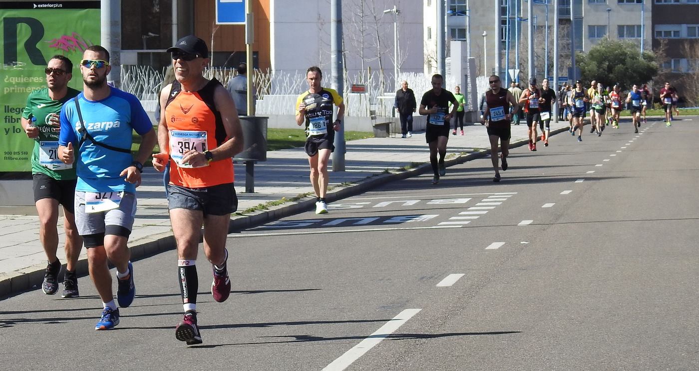 Las calles de León han acogido en la jornada dominical y con una gran participación su tradicional 'Media maratón'. La jornada se ha visto acompañada por el buen tiempo.