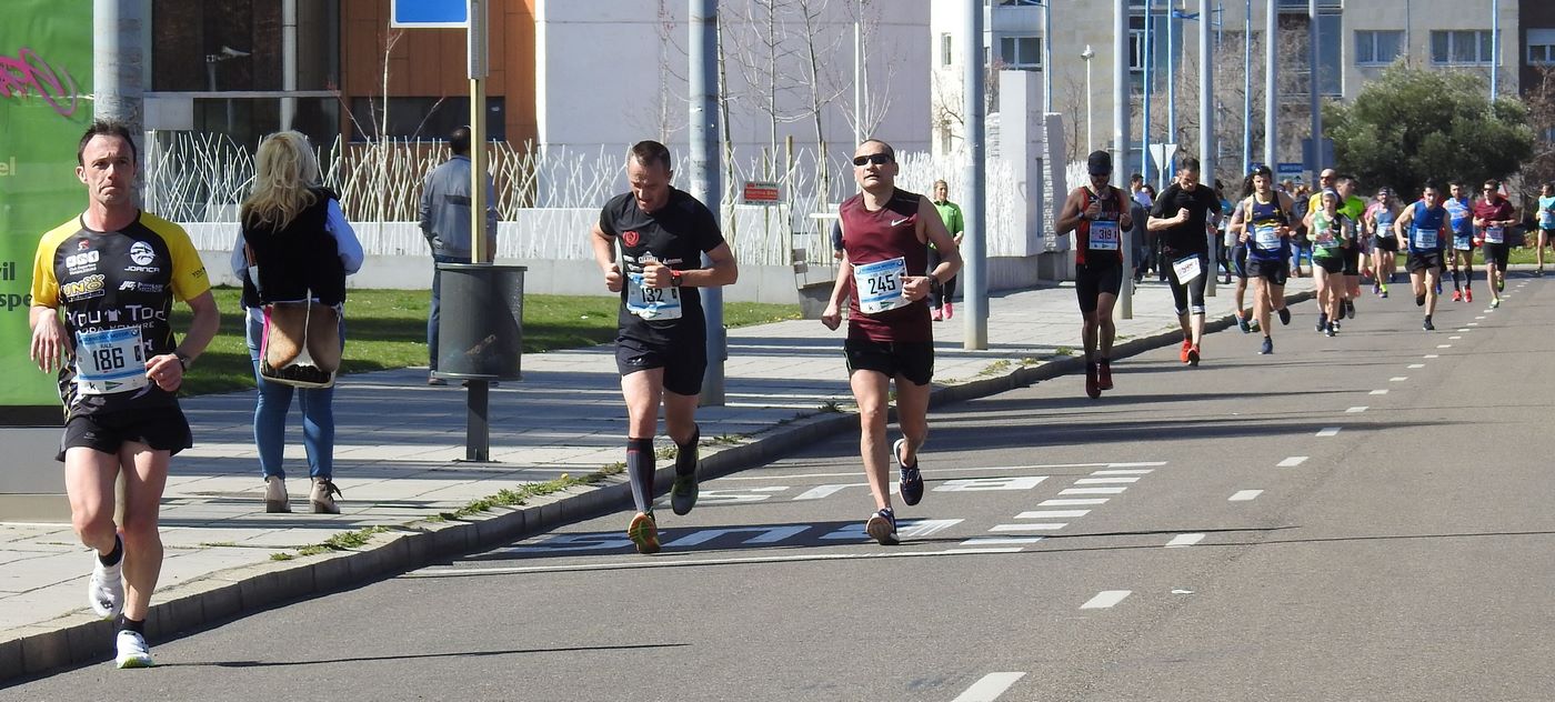 Las calles de León han acogido en la jornada dominical y con una gran participación su tradicional 'Media maratón'. La jornada se ha visto acompañada por el buen tiempo.