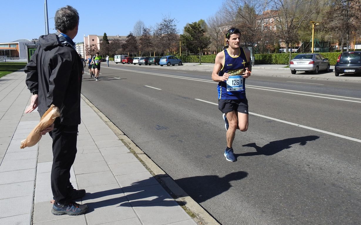 Las calles de León han acogido en la jornada dominical y con una gran participación su tradicional 'Media maratón'. La jornada se ha visto acompañada por el buen tiempo.