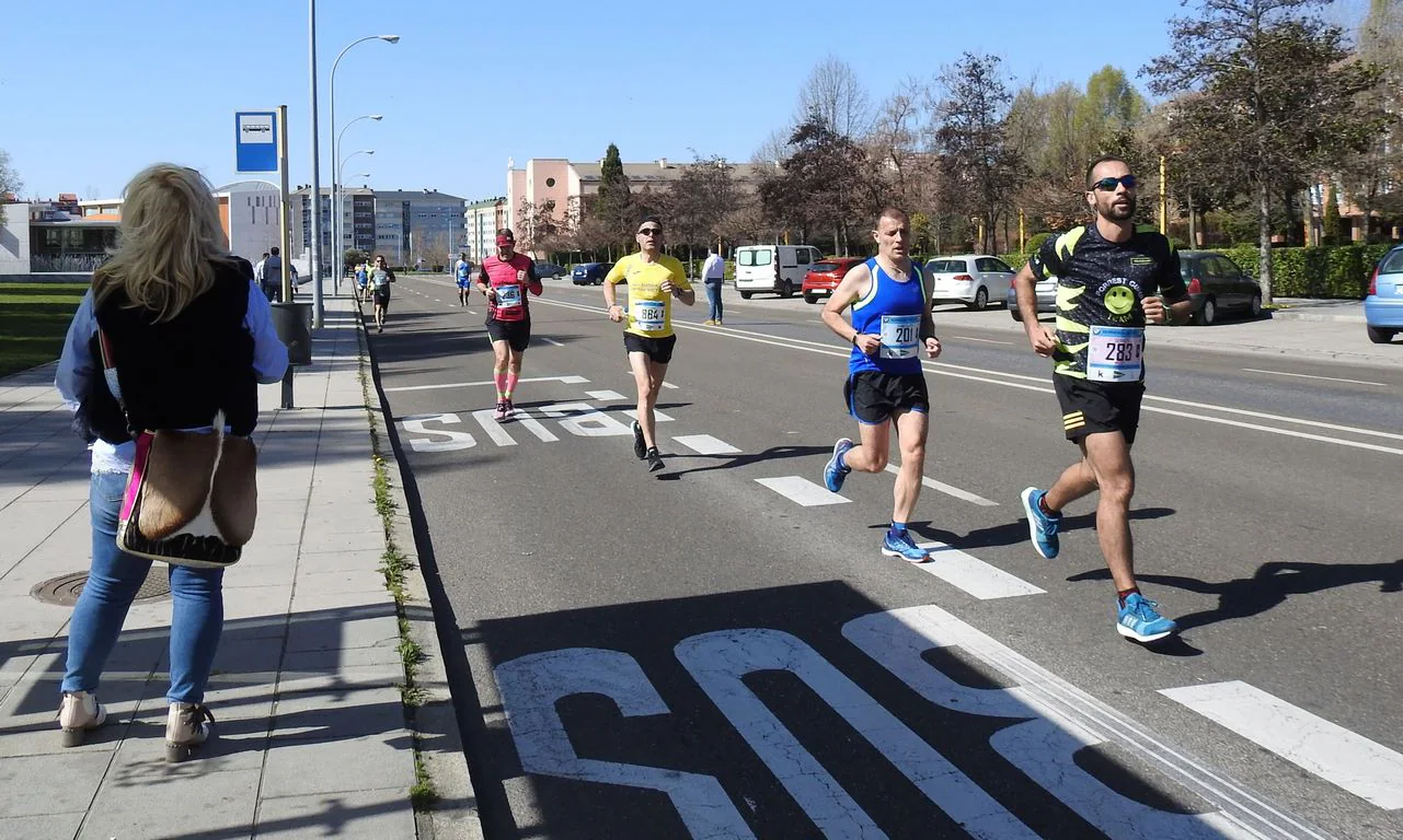 Las calles de León han acogido en la jornada dominical y con una gran participación su tradicional 'Media maratón'. La jornada se ha visto acompañada por el buen tiempo.