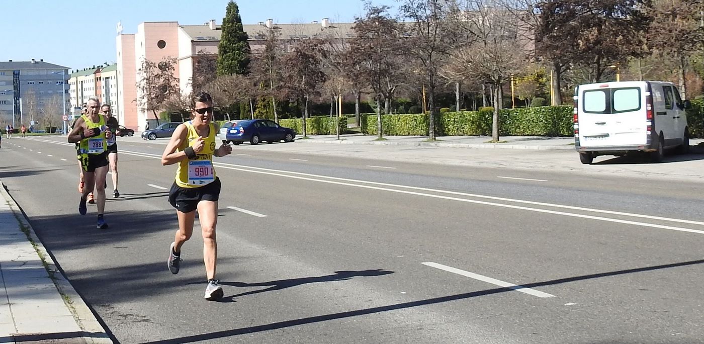 Las calles de León han acogido en la jornada dominical y con una gran participación su tradicional 'Media maratón'. La jornada se ha visto acompañada por el buen tiempo.