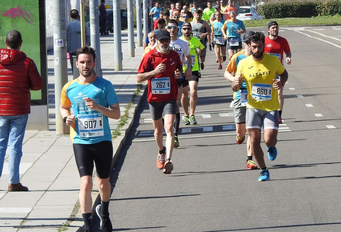 Las calles de León han acogido en la jornada dominical y con una gran participación su tradicional 'Media maratón'. La jornada se ha visto acompañada por el buen tiempo.