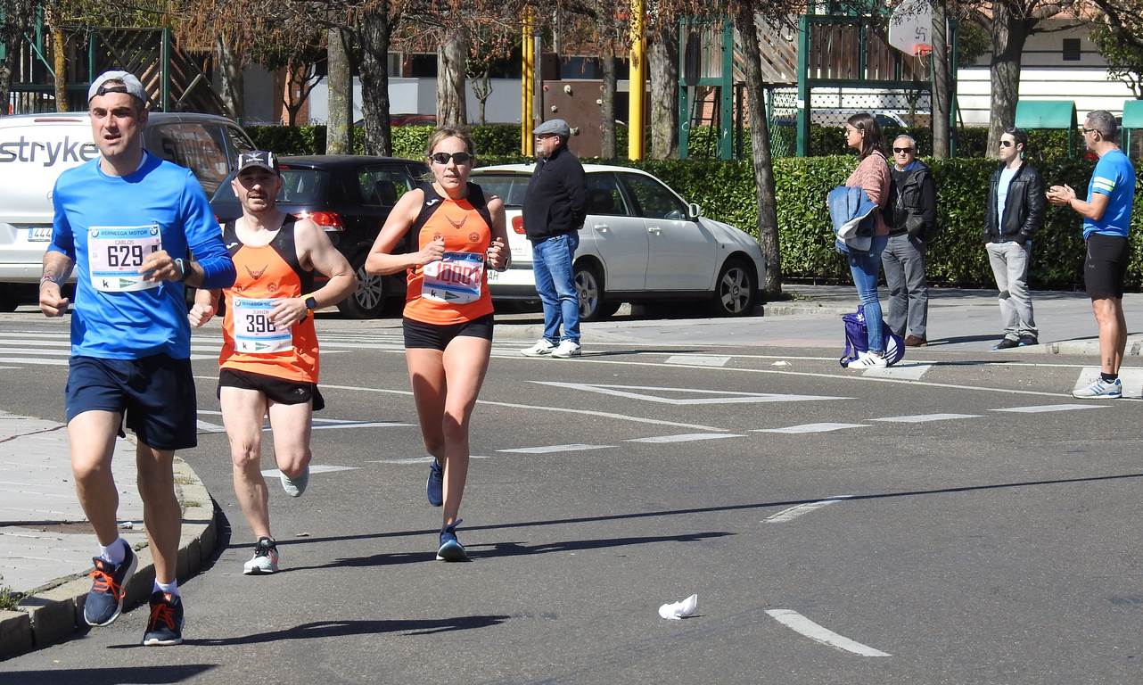 Las calles de León han acogido en la jornada dominical y con una gran participación su tradicional 'Media maratón'. La jornada se ha visto acompañada por el buen tiempo.