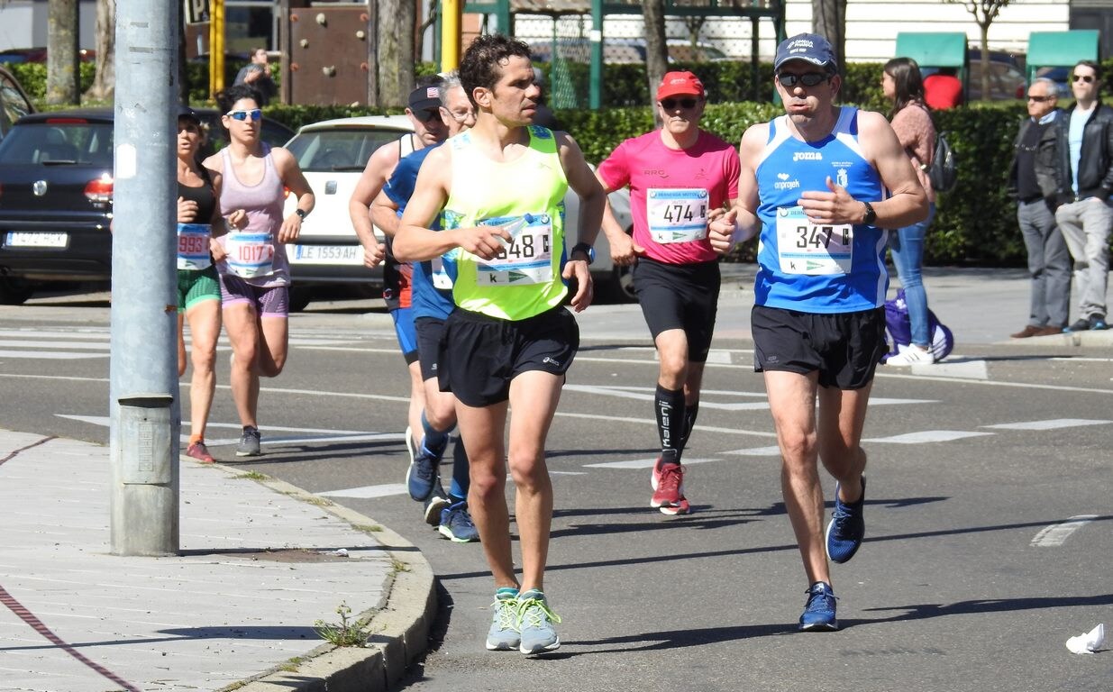 Las calles de León han acogido en la jornada dominical y con una gran participación su tradicional 'Media maratón'. La jornada se ha visto acompañada por el buen tiempo.