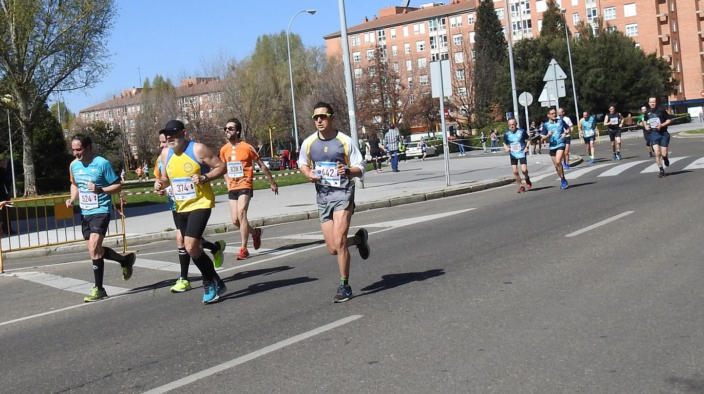 Las calles de León han acogido en la jornada dominical y con una gran participación su tradicional 'Media maratón'. La jornada se ha visto acompañada por el buen tiempo.