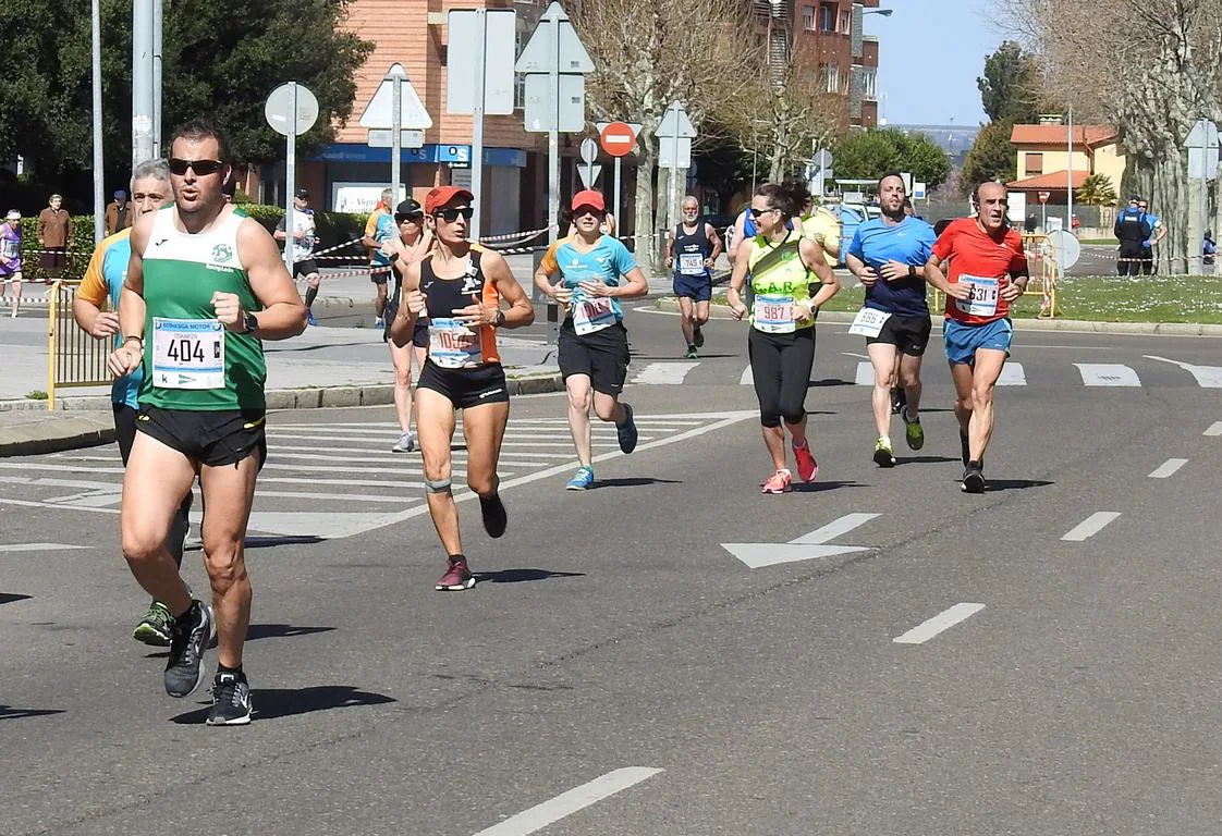 Las calles de León han acogido en la jornada dominical y con una gran participación su tradicional 'Media maratón'. La jornada se ha visto acompañada por el buen tiempo.