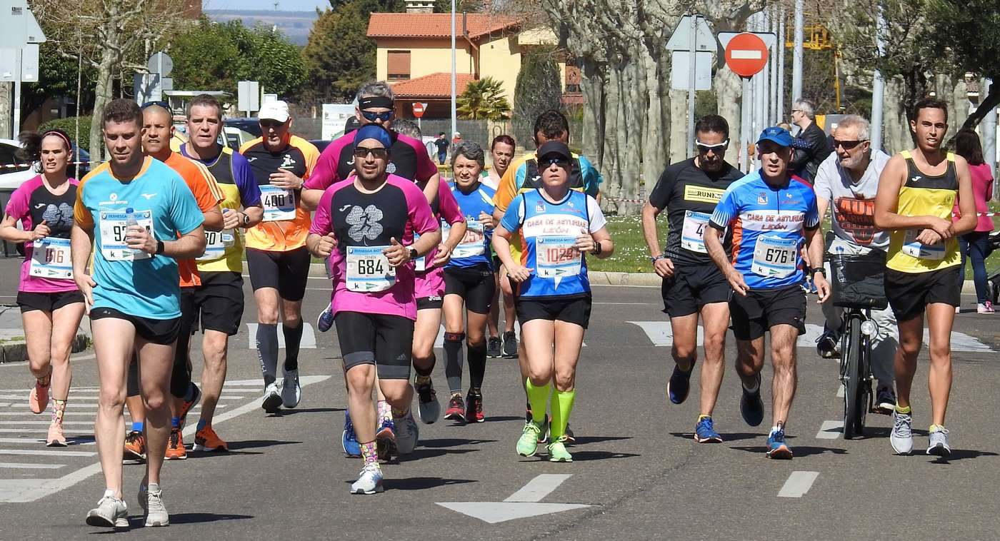 Las calles de León han acogido en la jornada dominical y con una gran participación su tradicional 'Media maratón'. La jornada se ha visto acompañada por el buen tiempo.