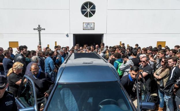 Familiares y amigos, despiden al piloto de 14 años, Marcos Garrido.