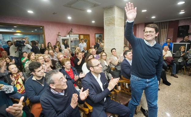 Fernandez Mañueco presenta al candidato popular a la alcaldía de Ciudad Rodrigo Marcos Iglesias, acompañado por el presidente de la Diputación de Salamanca, Javier Iglesias.