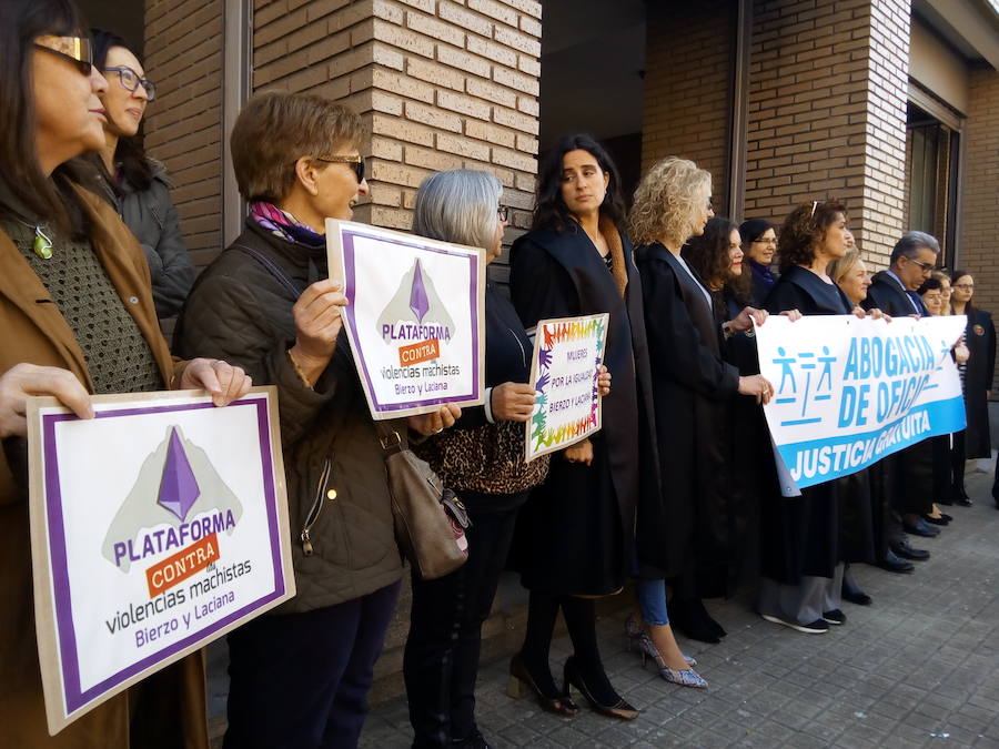 Fotos: Los abogados del Bierzo se movilizan «por la dignidad del turno de oficio»