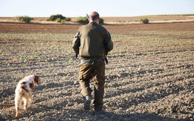 Un cazador con su perro. 