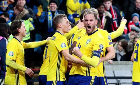Los jugadores suecos celebran un gol ante Noruega.
