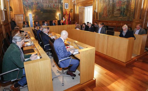 Imagen principal - Arriba, pleno actual de la Diputación; abajo, a la izquierda, visita a una obra; a la derecha, el actual presidente provincial.