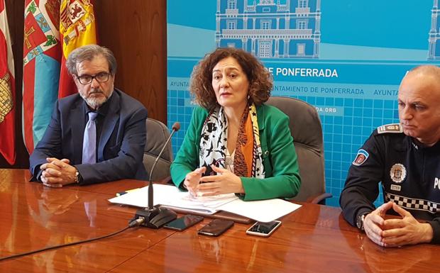 La alcaldesa de Ponferrada, Gloria Fernández Merayo, y el intendente de la Policía Local, Arturo Pereira (D), durante la comparecencia.