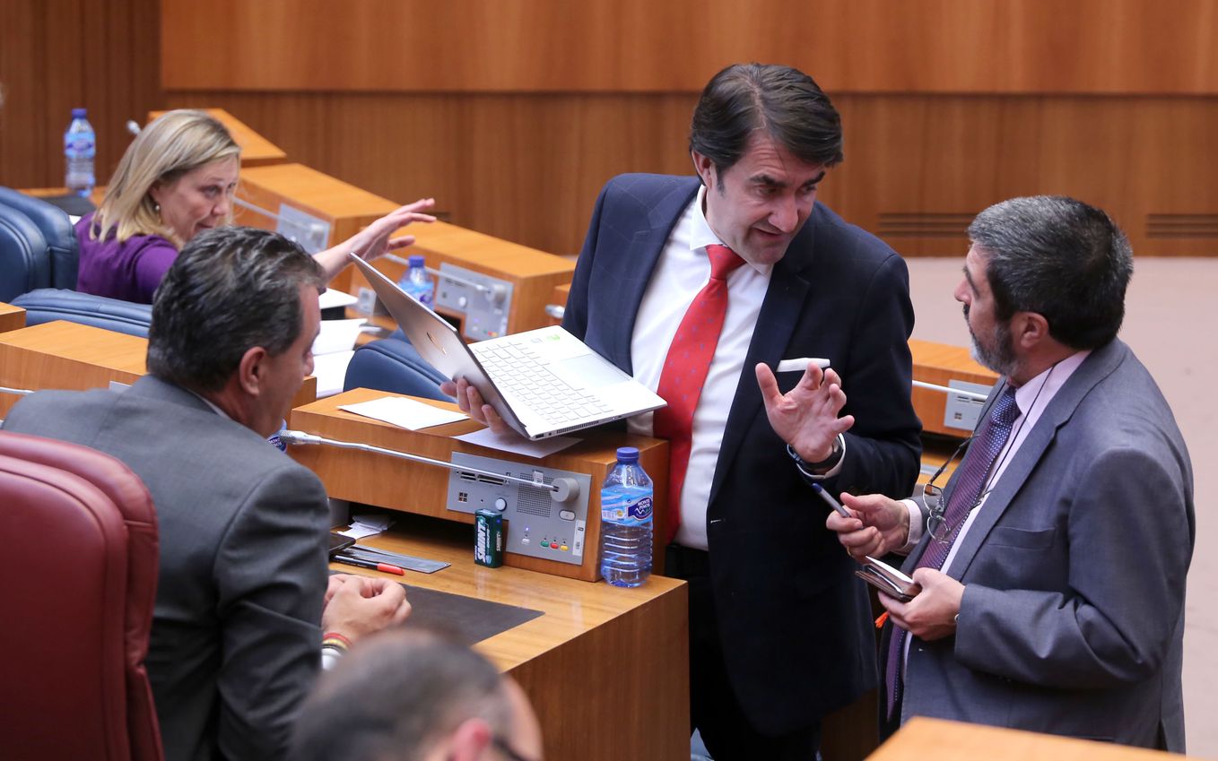 El presidente de la Junta, Juan Vicente Herrera, se despide tras participar en el último pleno de la legislatura en las Cortes de Castilla y León