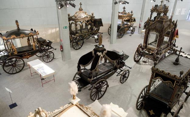 Vista general del museo, que alberga trece carruajes fúnebres. El número le va como anillo al dedo. 