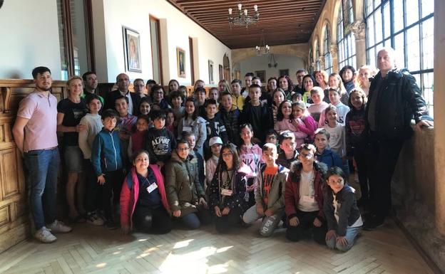 Los niños del Erasmus+, en el Palacio de los Guzmanes.