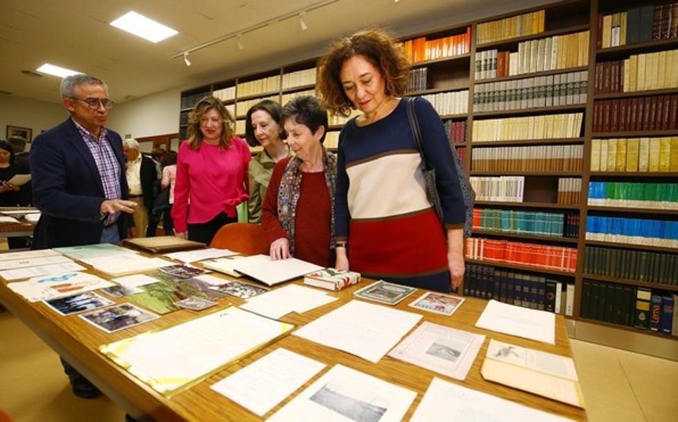 La alcaldesa de Ponferrada, Gloria Fernández Merayo, y la hija del académico berciano, Pilar García, firman la donación de la biblioteca personal dee Valentín García Yebra. 