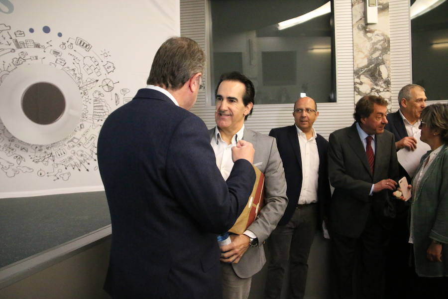 El escritor, conferenciante y formador Javier Iriondo visitó hoy León para pronunciar una charla bajo el título 'Liderazgo y evolución personal, retos ante el cambio' organizada dentro del ciclo `Encuentros con Leonoticias´.