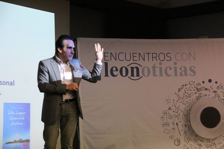 El escritor, conferenciante y formador Javier Iriondo visitó hoy León para pronunciar una charla bajo el título 'Liderazgo y evolución personal, retos ante el cambio' organizada dentro del ciclo `Encuentros con Leonoticias´.