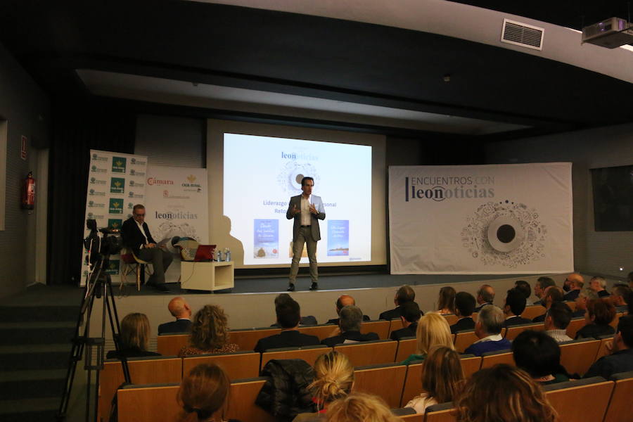 El escritor, conferenciante y formador Javier Iriondo visitó hoy León para pronunciar una charla bajo el título 'Liderazgo y evolución personal, retos ante el cambio' organizada dentro del ciclo `Encuentros con Leonoticias´.