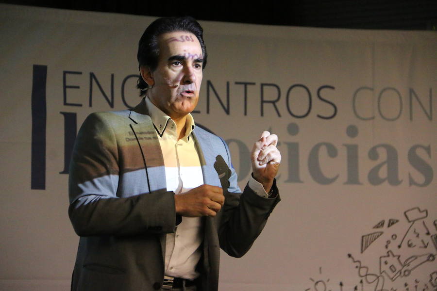 El escritor, conferenciante y formador Javier Iriondo visitó hoy León para pronunciar una charla bajo el título 'Liderazgo y evolución personal, retos ante el cambio' organizada dentro del ciclo `Encuentros con Leonoticias´.