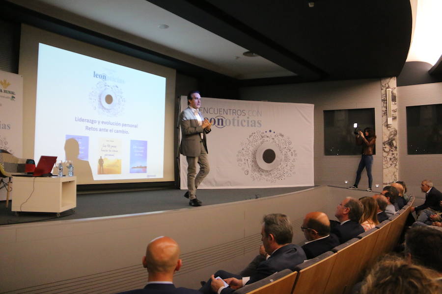 El escritor, conferenciante y formador Javier Iriondo visitó hoy León para pronunciar una charla bajo el título 'Liderazgo y evolución personal, retos ante el cambio' organizada dentro del ciclo `Encuentros con Leonoticias´.