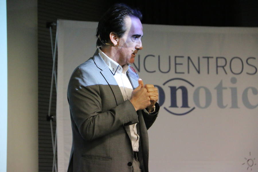 El escritor, conferenciante y formador Javier Iriondo visitó hoy León para pronunciar una charla bajo el título 'Liderazgo y evolución personal, retos ante el cambio' organizada dentro del ciclo `Encuentros con Leonoticias´.