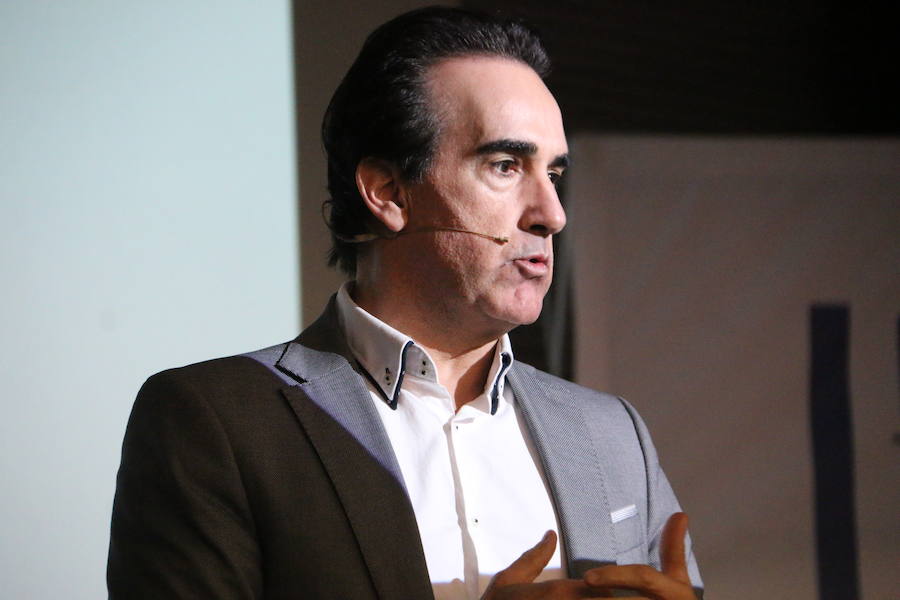 El escritor, conferenciante y formador Javier Iriondo visitó hoy León para pronunciar una charla bajo el título 'Liderazgo y evolución personal, retos ante el cambio' organizada dentro del ciclo `Encuentros con Leonoticias´.