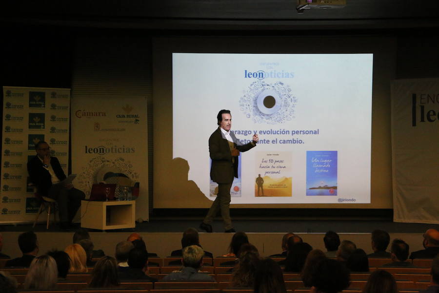 El escritor, conferenciante y formador Javier Iriondo visitó hoy León para pronunciar una charla bajo el título 'Liderazgo y evolución personal, retos ante el cambio' organizada dentro del ciclo `Encuentros con Leonoticias´.
