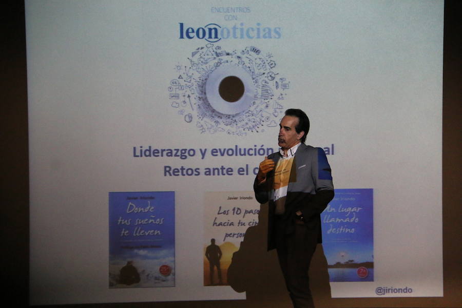 El escritor, conferenciante y formador Javier Iriondo visitó hoy León para pronunciar una charla bajo el título 'Liderazgo y evolución personal, retos ante el cambio' organizada dentro del ciclo `Encuentros con Leonoticias´.