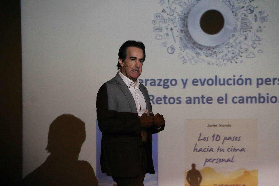 El escritor, conferenciante y formador Javier Iriondo visitó hoy León para pronunciar una charla bajo el título 'Liderazgo y evolución personal, retos ante el cambio' organizada dentro del ciclo `Encuentros con Leonoticias´.