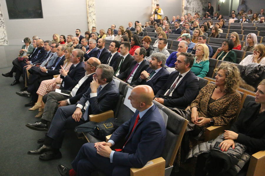 El escritor, conferenciante y formador Javier Iriondo visitó hoy León para pronunciar una charla bajo el título 'Liderazgo y evolución personal, retos ante el cambio' organizada dentro del ciclo `Encuentros con Leonoticias´.