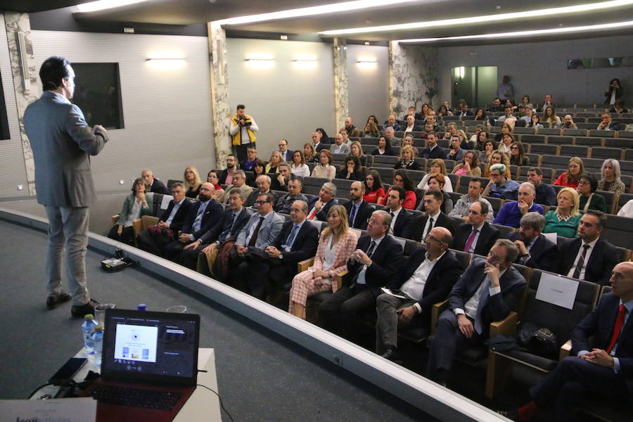 El escritor, conferenciante y formador Javier Iriondo visitó hoy León para pronunciar una charla bajo el título 'Liderazgo y evolución personal, retos ante el cambio' organizada dentro del ciclo `Encuentros con Leonoticias´.